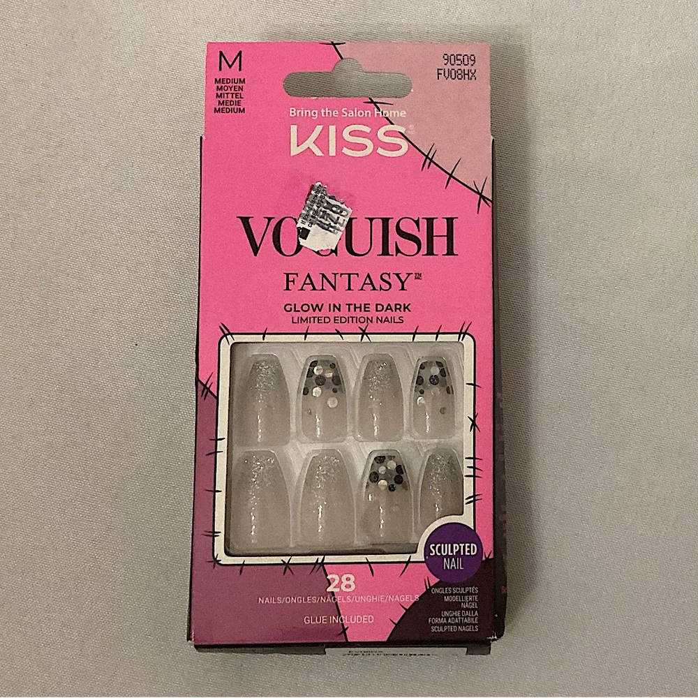 ⭐️ KISS Voguish Fantasy Glow In The Dark Limited Edition Glue On Nails